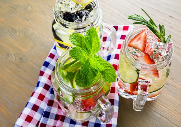 Acqua a base di agrumi biologici e bacche — Foto Stock