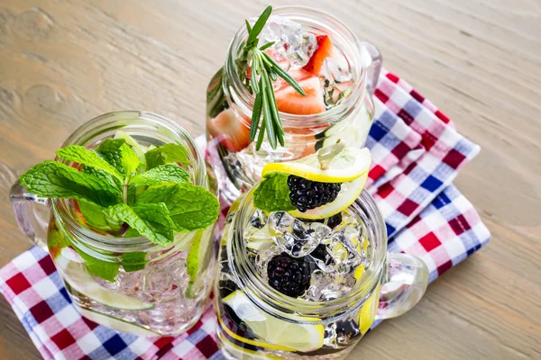 Wasser aus biologischen Zitrusfrüchten und Beeren — Stockfoto