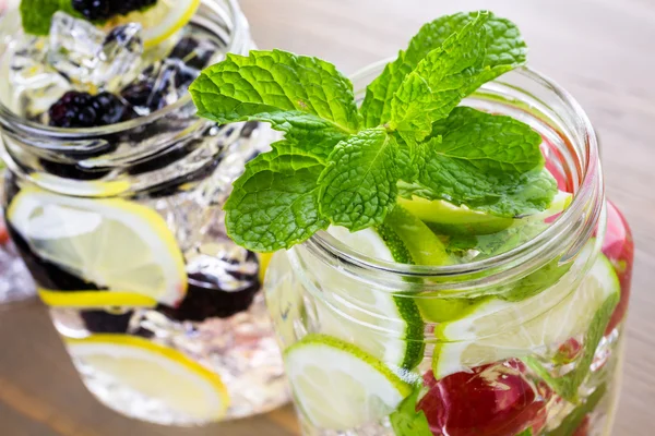 Wasser aus biologischen Zitrusfrüchten und Beeren — Stockfoto