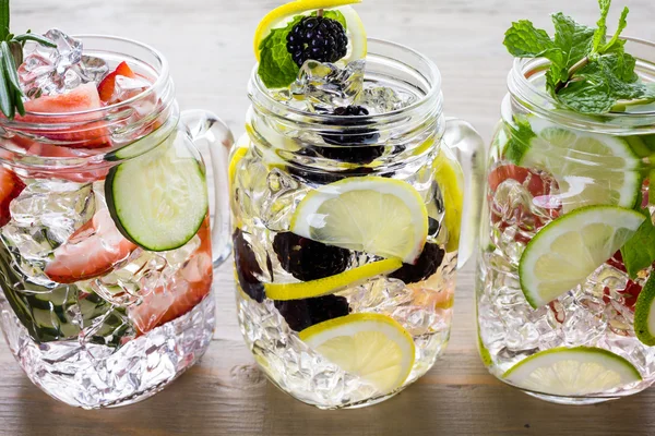 Wasser aus biologischen Zitrusfrüchten und Beeren — Stockfoto