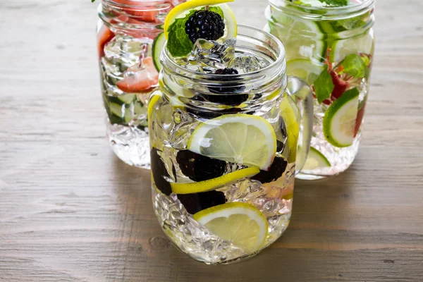 Wasser aus biologischen Zitrusfrüchten und Beeren — Stockfoto