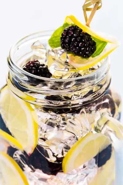 Wasser aus biologischen Zitrusfrüchten und Beeren — Stockfoto