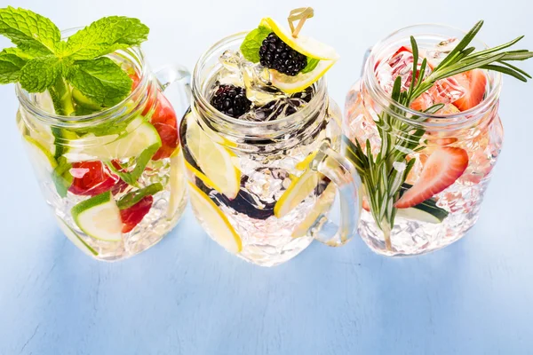 Wasser aus biologischen Zitrusfrüchten und Beeren — Stockfoto