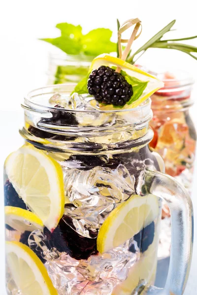 Wasser aus biologischen Zitrusfrüchten und Beeren — Stockfoto