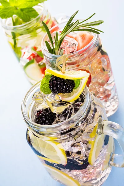 Wasser aus biologischen Zitrusfrüchten und Beeren — Stockfoto