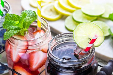 İnfüzyon su taze çilek ile.