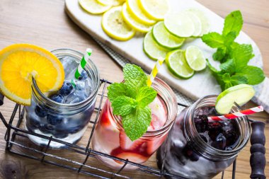 İnfüzyon su taze çilek ile.