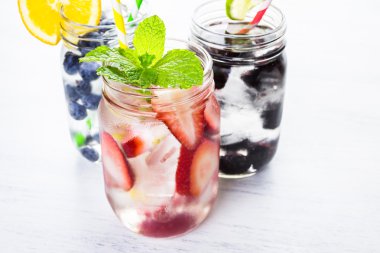 İnfüzyon su taze çilek ile.