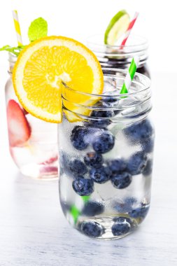 İnfüzyon su taze çilek ile.