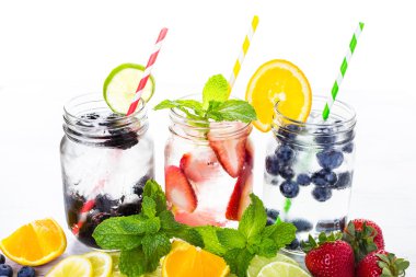 İnfüzyon su taze çilek ile.