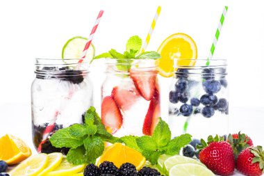 İnfüzyon su taze çilek ile.