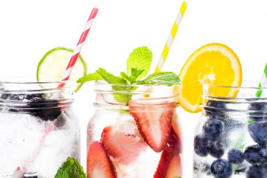 İnfüzyon su taze çilek ile.