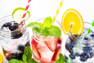 İnfüzyon su taze çilek ile.