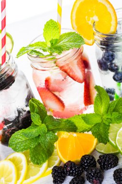 İnfüzyon su taze çilek ile.