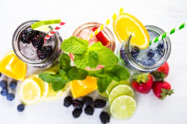 İnfüzyon su taze çilek ile.