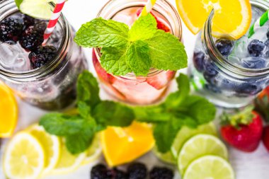 İnfüzyon su taze çilek ile.