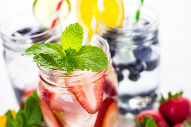 İnfüzyon su taze çilek ile.