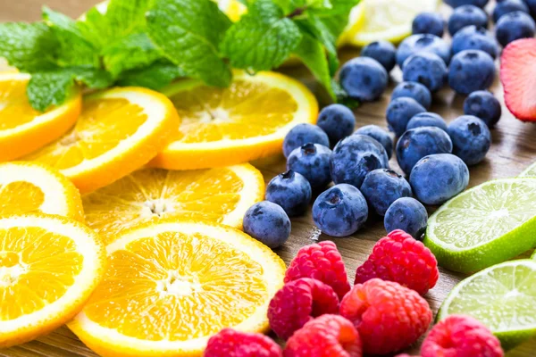 Frutas orgánicas frescas en rodajas — Foto de Stock