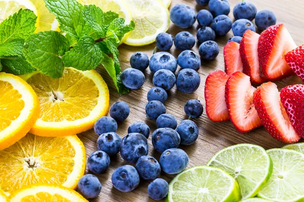 Frutas orgánicas frescas en rodajas — Foto de Stock