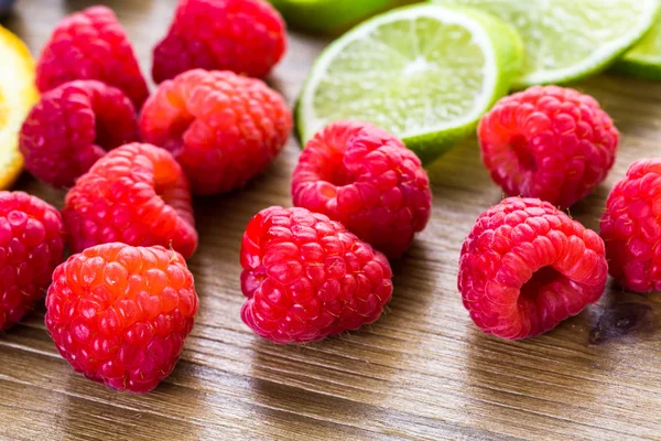 Frutos orgânicos frescos em fatias — Fotografia de Stock