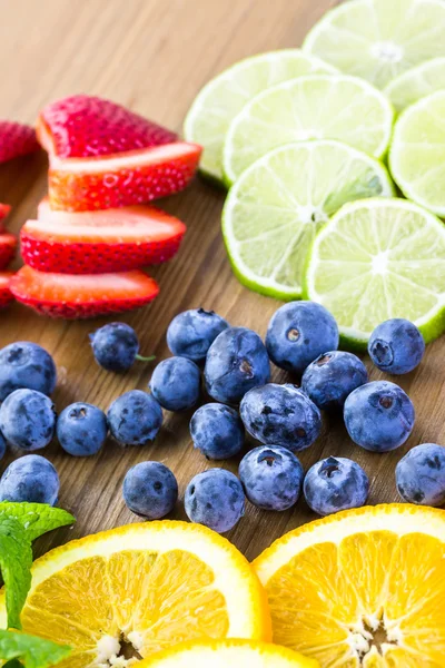 In Scheiben geschnittenes frisches Bio-Obst — Stockfoto