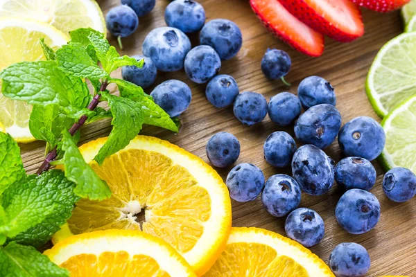 Frutas orgánicas frescas en rodajas —  Fotos de Stock