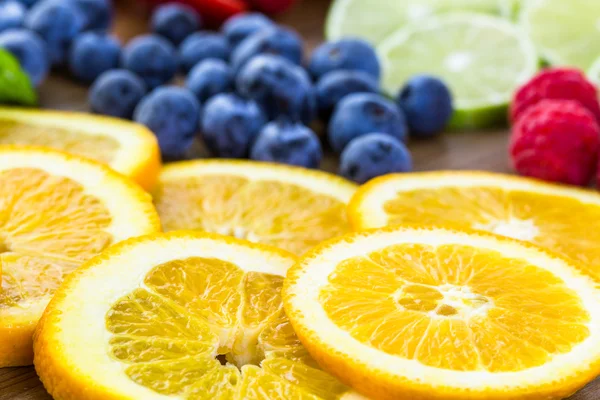 Frutta fresca biologica affettata — Foto Stock