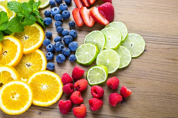 Frutas orgánicas frescas en rodajas —  Fotos de Stock