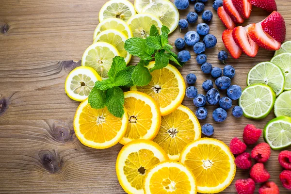 Frutas orgánicas frescas en rodajas — Foto de Stock