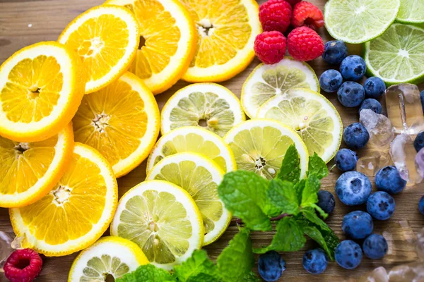 Frutas orgánicas frescas en rodajas —  Fotos de Stock