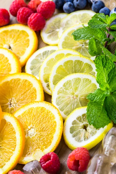 Frutas orgánicas frescas en rodajas — Foto de Stock