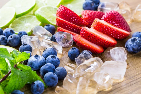 In Scheiben geschnittenes frisches Bio-Obst — Stockfoto