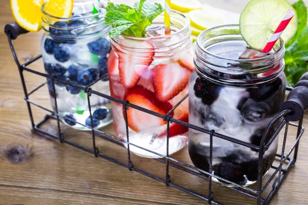 Infundiertes Wasser mit frischen Beeren. — Stockfoto