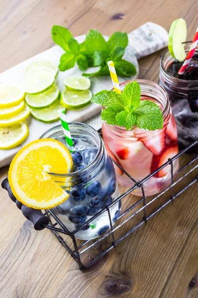 Infundiertes Wasser mit frischen Beeren. — Stockfoto