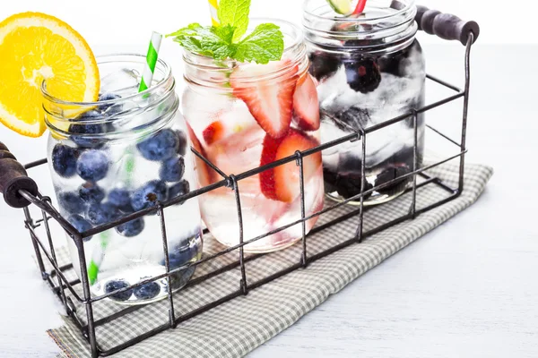 Infundiertes Wasser mit frischen Beeren. — Stockfoto