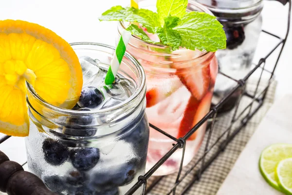 Infundiertes Wasser mit frischen Beeren. — Stockfoto