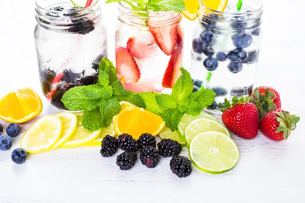 Infundiertes Wasser mit frischen Beeren. — Stockfoto