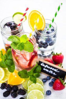 İnfüzyon su taze çilek ile.