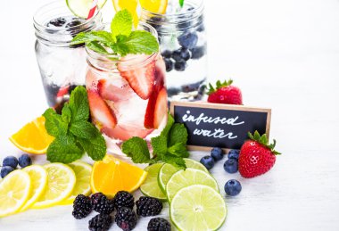 İnfüzyon su taze çilek ile.