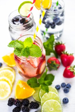 İnfüzyon su taze çilek ile.