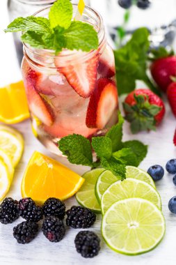 İnfüzyon su taze çilek ile.