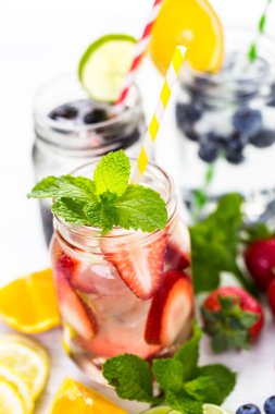 İnfüzyon su taze çilek ile.