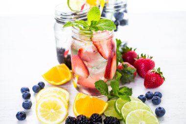 İnfüzyon su taze çilek ile.