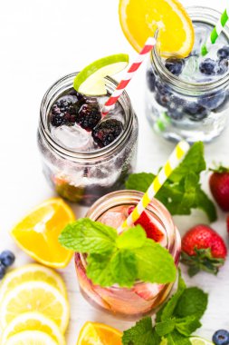 İnfüzyon su taze çilek ile.