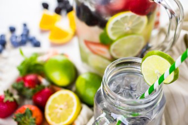 İnfüzyon su taze çilek ile.