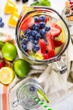 İnfüzyon su taze çilek ile.