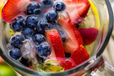 İnfüzyon su taze çilek ile.