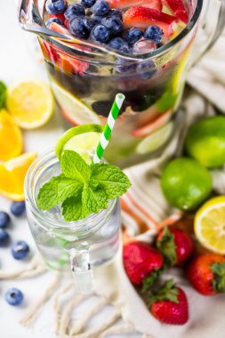 İnfüzyon su taze çilek ile.