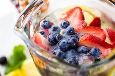 İnfüzyon su taze çilek ile.