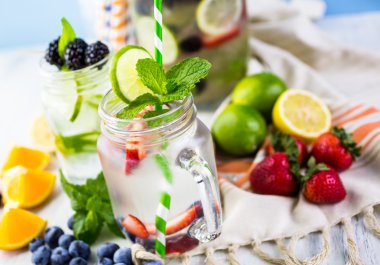 İnfüzyon su taze çilek ile.